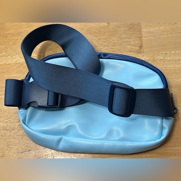 Elizabeth Arden Fanny pack - Picture 2 of 4